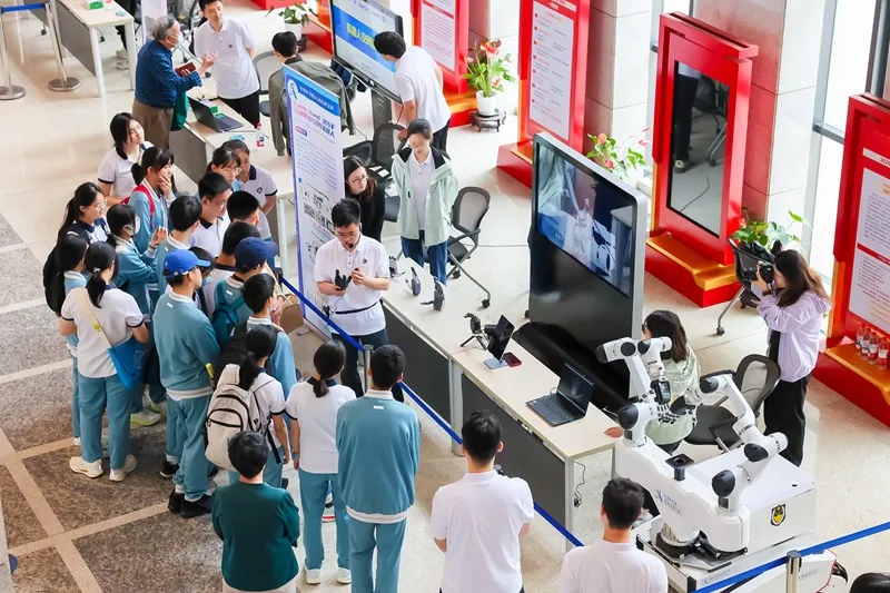 优化后的标题:中科院自动化所科学日:脑控智能车亲子体验(图2) 中科院自动化所科学日:脑控智能车亲子体验(图2)