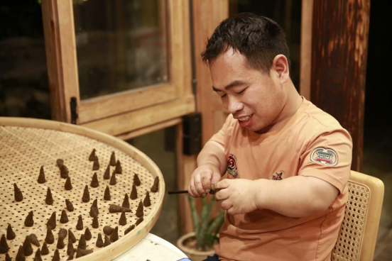 残障画家沈明辉：挣脱命运枷锁，绽放生命光芒(图3)