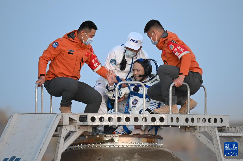 神舟二十一号航天员成功着陆，身体状况佳(图2)
