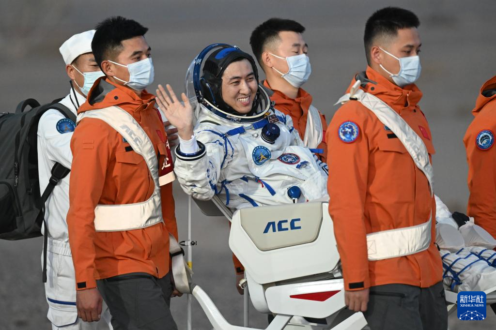 神舟二十一号航天员成功着陆，身体状况佳(图4)