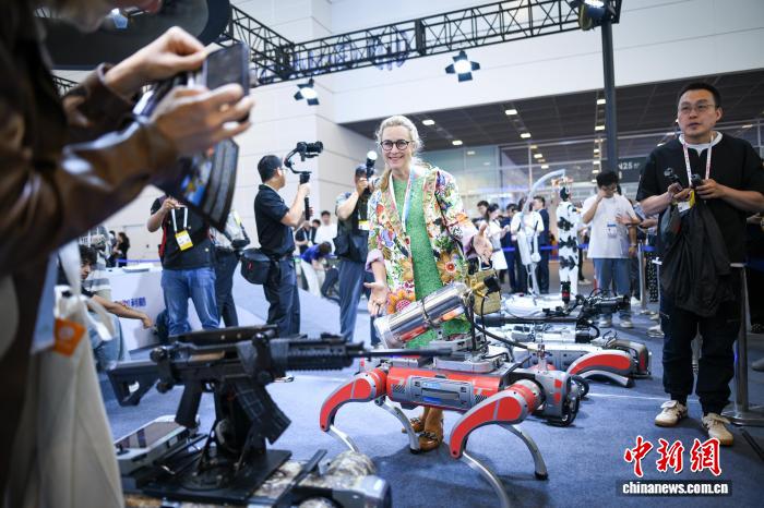 天津智博会机器人展火爆，海外采购商扎堆抢购中国造(图1)
