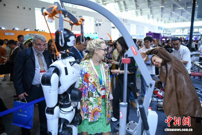 天津智博会机器人展火爆，海外采购商扎堆抢购中国造(图2)