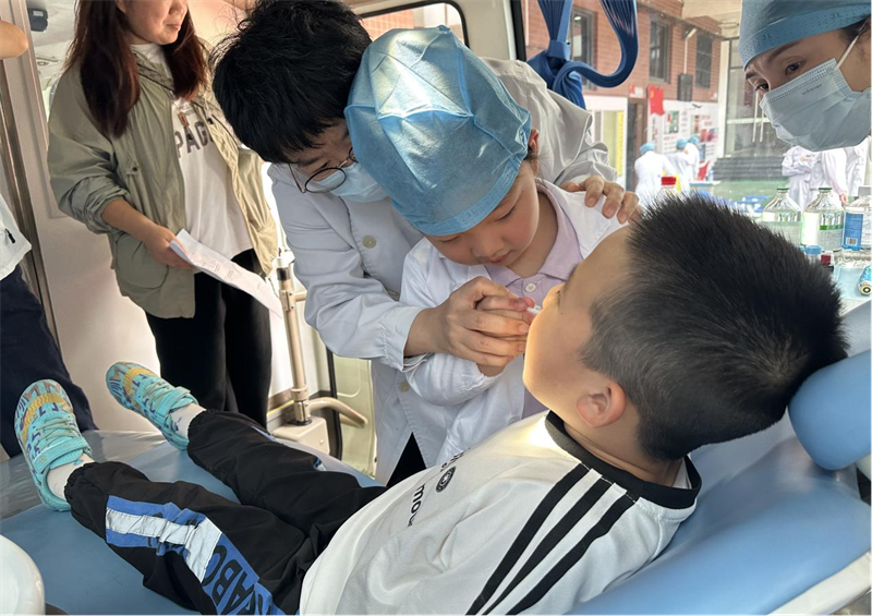 关爱孤残儿童口腔健康，免费义诊教科学刷牙(图2)