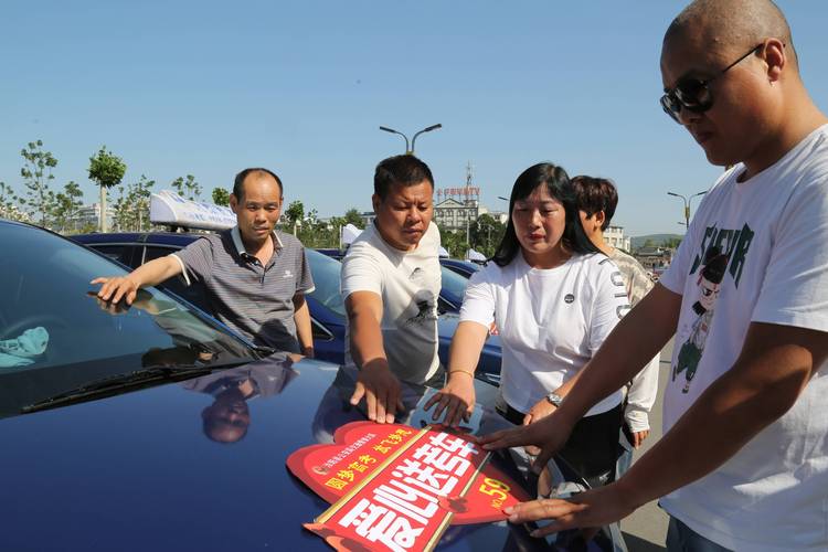 福州高考爱心送考：1300辆出租车网约车免费接送考生(图1)