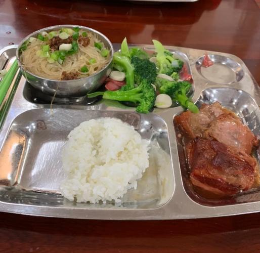 大学食堂新选择：智能美食机1分钟出热饭，扫码即取(图2)