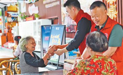 福州父子接力17年免费供水，游客暖心茶摊成景区风景线(图1)