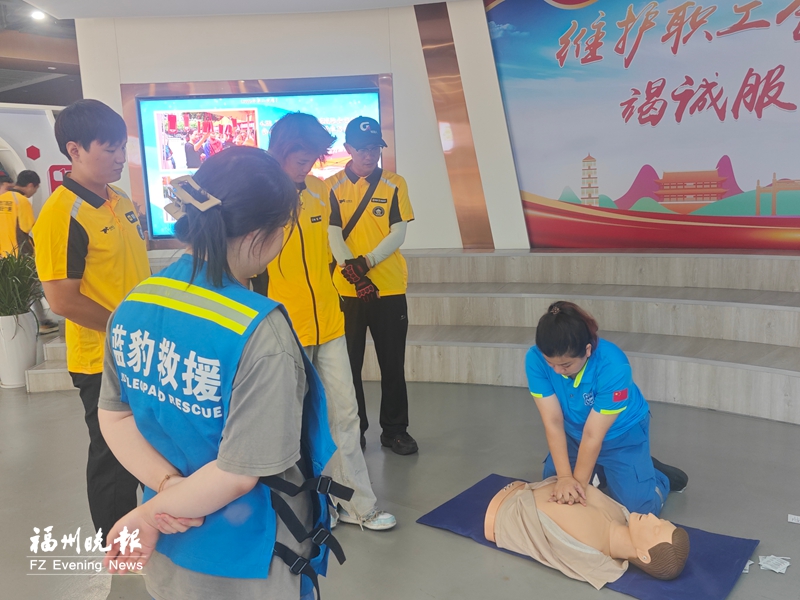 外卖骑手变身流动急救员，福州织密4分钟急救网(图1)