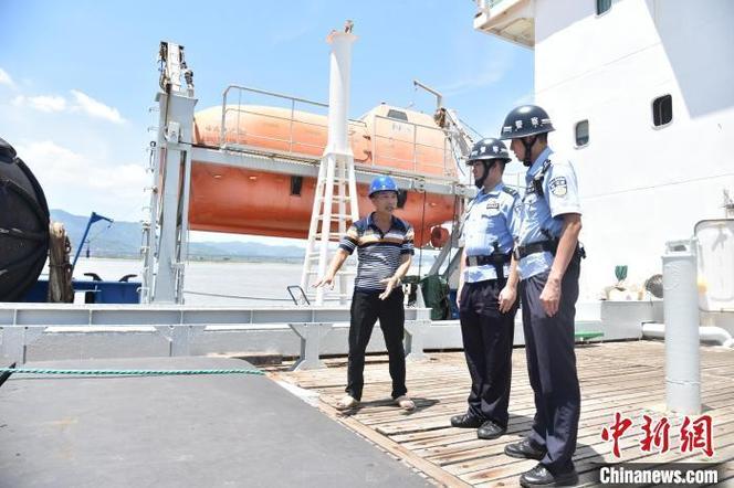 远洋渔船返港通关快，福州边检护航渔获上岸(图1)
