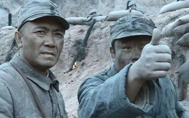 大拇指测距法：士兵用拇指比划就能算出目标距离？(图1)