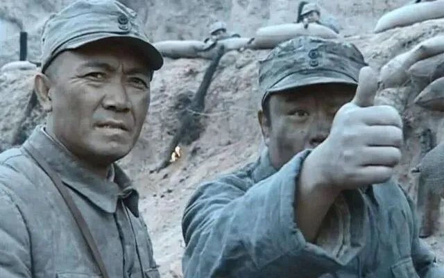 大拇指测距法：士兵用拇指比划就能算出目标距离？