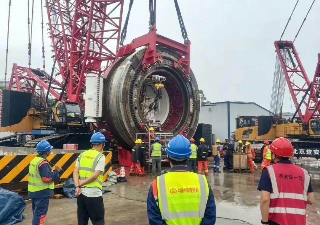 长乐机场城际铁路盾构机主驱动精准吊装，冲刺始发(图1)