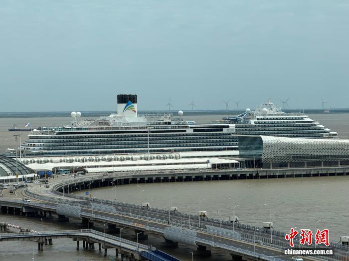 中国首艘国产大型邮轮‘爱达·魔都号’开启无目的地海上游