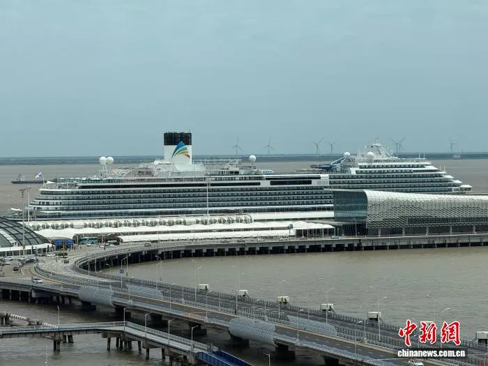 中国首艘国产大型邮轮‘爱达·魔都号’开启无目的地海上游