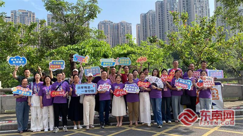 高考首日 福州七中老师穿紫色送考服举牌为考生加油(图1) 高考首日 福州七中老师穿紫色送考服举牌为考生加油(图1)