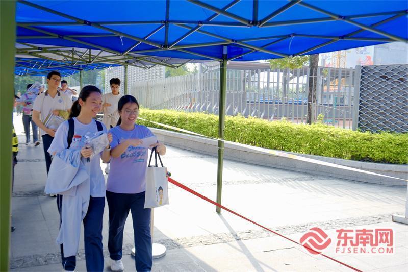 高考首日 福州七中老师穿紫色送考服举牌为考生加油(图2) 高考首日 福州七中老师穿紫色送考服举牌为考生加油(图2)