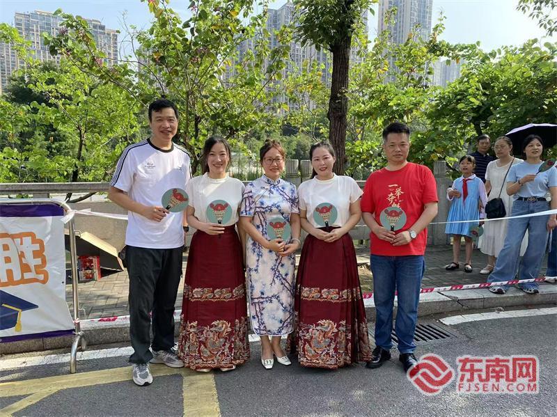 高考首日 福州七中老师穿紫色送考服举牌为考生加油(图4) 高考首日 福州七中老师穿紫色送考服举牌为考生加油(图4)