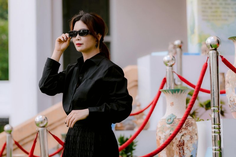 李玟姐姐现身殡仪馆商议妹妹自杀后径直离开