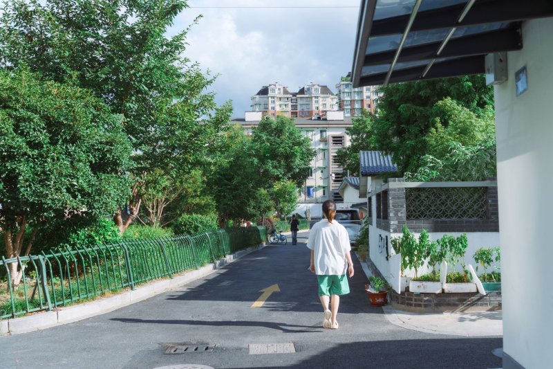 比尔·盖茨带着女友宝拉·赫德跟自己的三个孩子吃饭