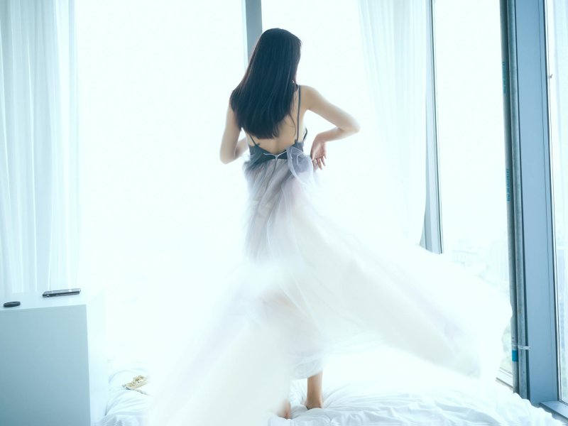72岁的他人老心不老，依旧喜欢看性感美女