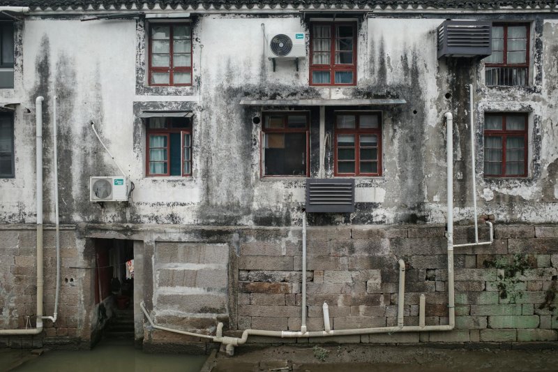 浙江杭州部分村庄房屋受损还有受损汽车“卡”在民房中间