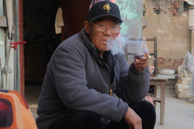 10岁吴彦祖带老婆回港，与昔日圈外老友重聚