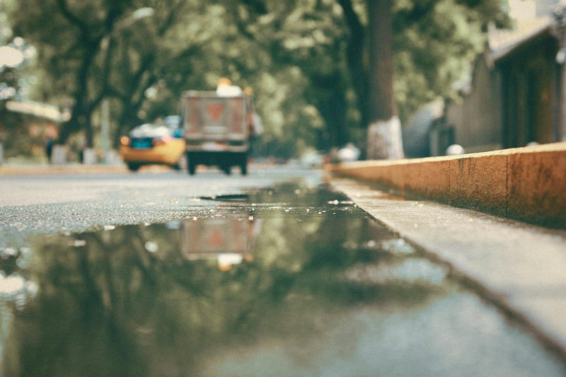 北京:强降雨天气中,一些涉水车辆易出现号牌受损