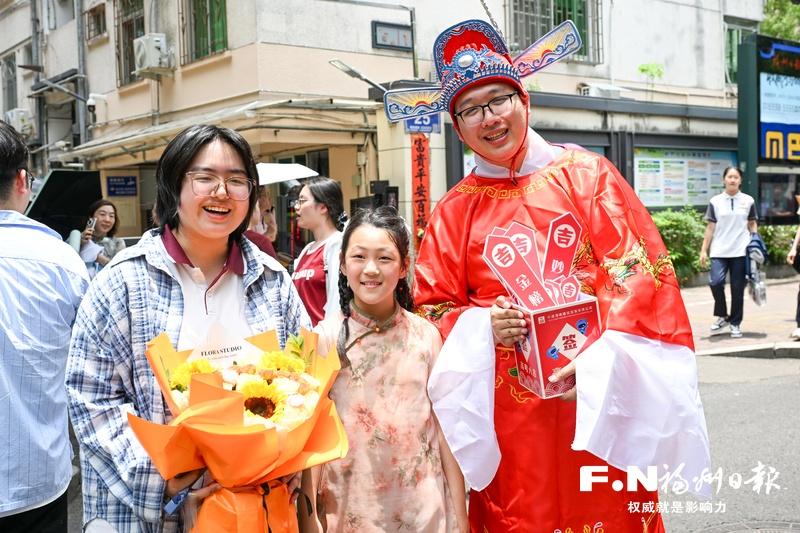 高考首日家长花样送考 全城联动为考生护航(图1) 高考首日家长花样送考 全城联动为考生护航(图1)