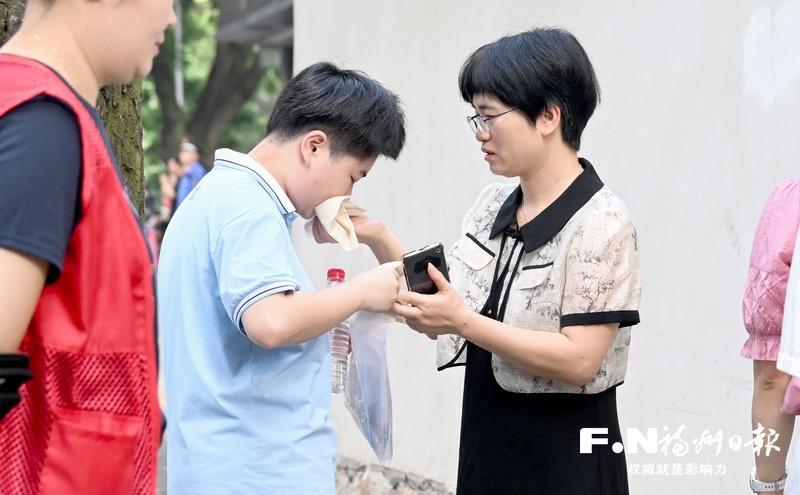 高考首日全城守护，家长花式送考暖人心(图2)