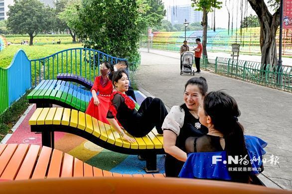 福州公园新设躺平椅，市民躺着赏江景花海太治愈(图1)