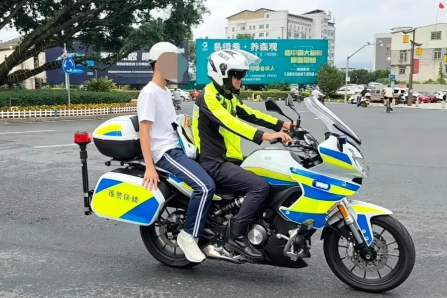 高考遇早高峰和崴脚？福建交警铁骑紧急护送，考生顺利赴考(图3)