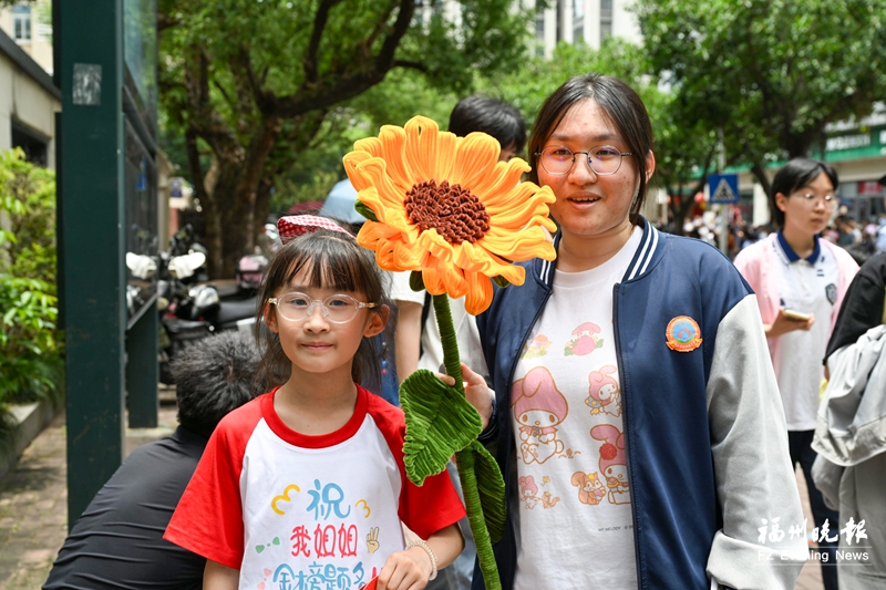 2026福州高考首日直击：全家送考、民警送祝福，温情瞬间暖人心(图1)