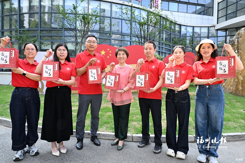 2026福州高考首日直击：全家送考、民警送祝福，温情瞬间暖人心(图4)