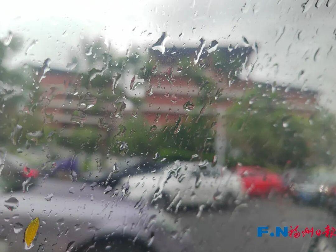 福建高考遇暴雨降温，考生出门记得带伞加衣(图1)