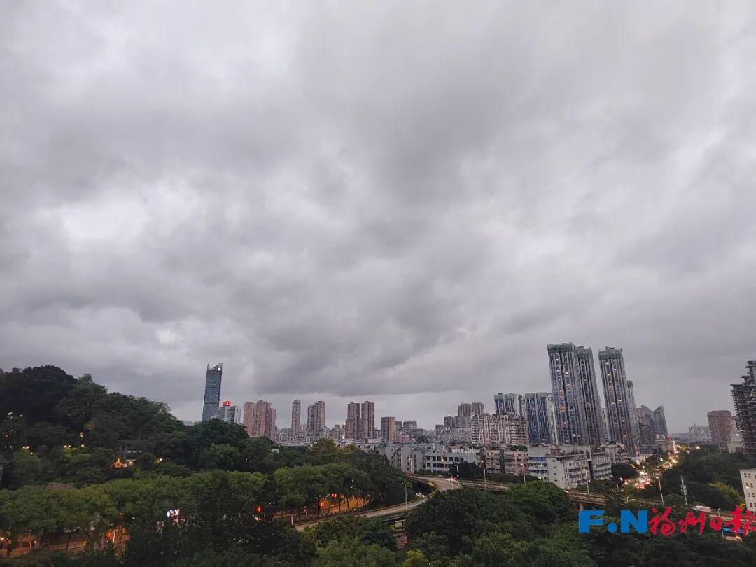 福建高考遇暴雨降温，考生出门记得带伞加衣(图3)