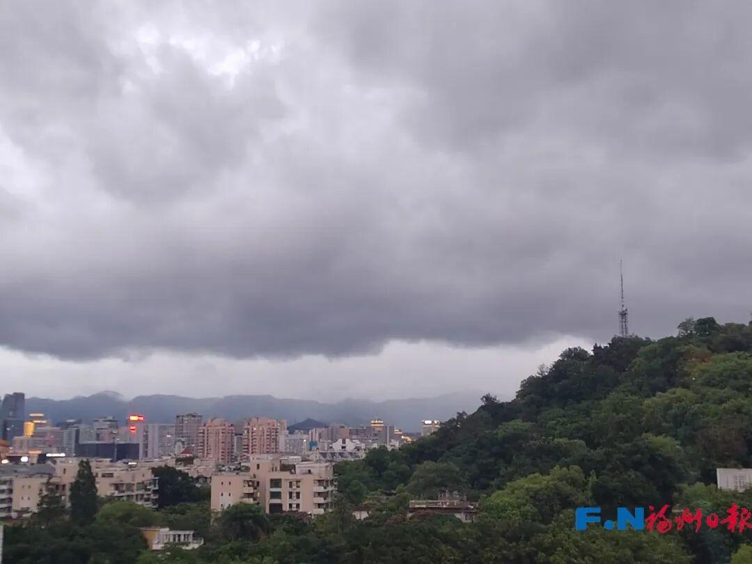 福建高考遇暴雨降温，考生出门记得带伞加衣(图4)