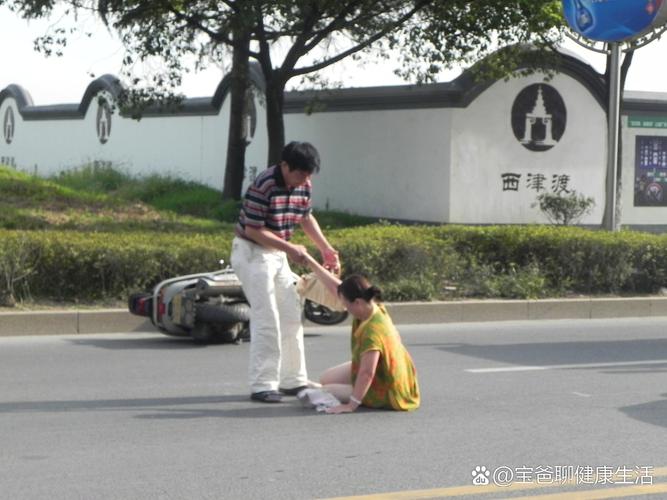 公交上女子晕倒，五名医护瞬间冲上前抢救(图2)