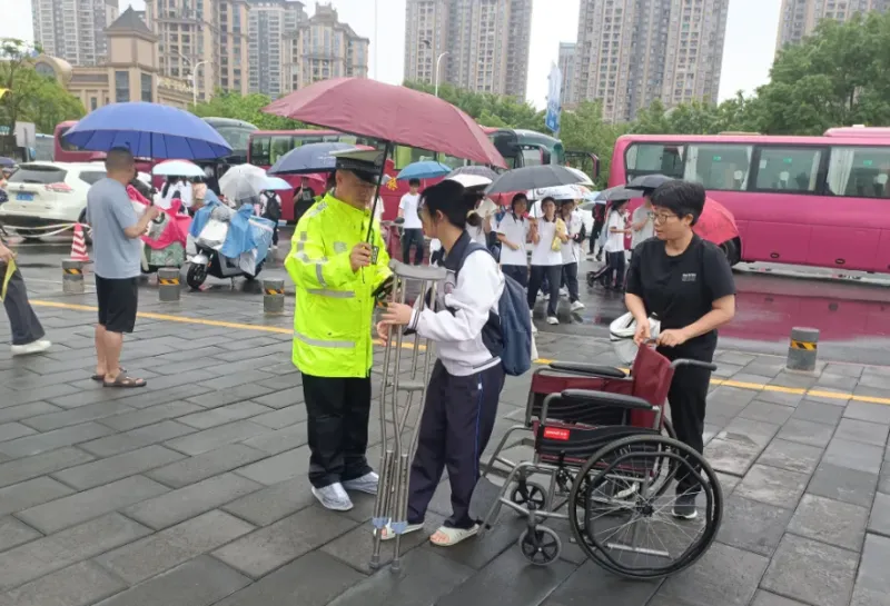 高考护航暖人心 福建交警助考生顺利赴考