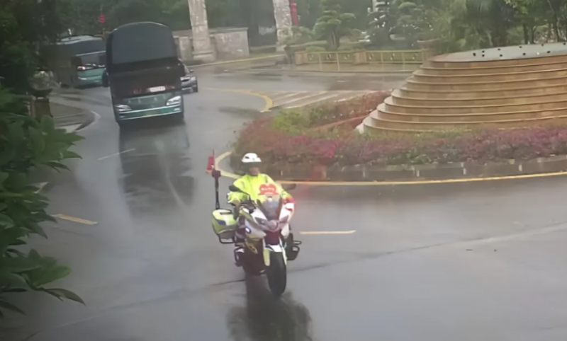 高考护航暖人心 福建交警助考生顺利赴考(图2) 高考护航暖人心 福建交警助考生顺利赴考(图2)