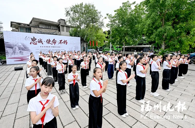仓山百名学生唱民谣祭英烈，缅怀隐蔽战线英雄