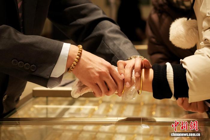 黄金大跌！现货跌破4100美元，金饰跌破1300元，现在能买吗？(图1)