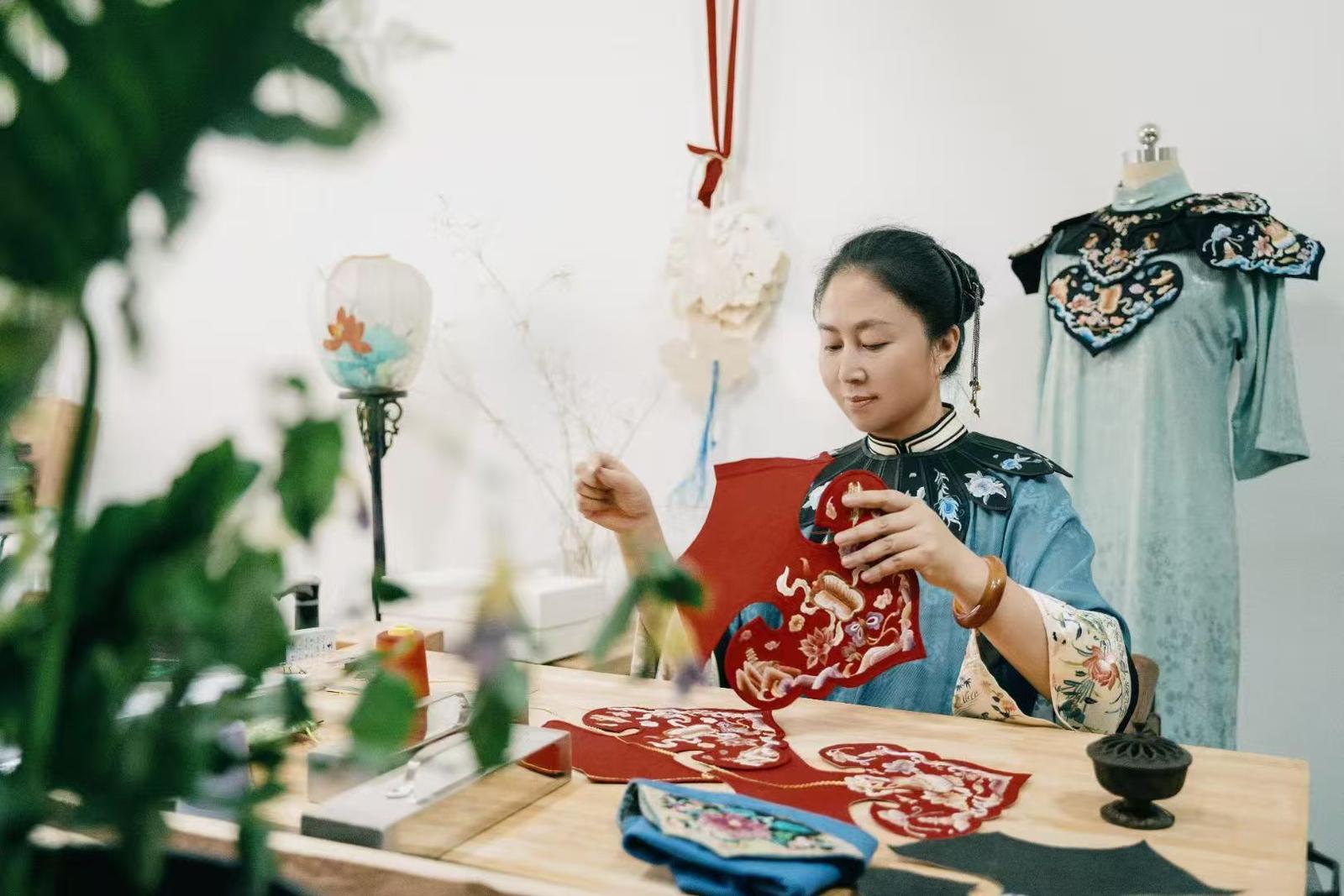 厦门珠绣成年轻人新宠,非遗如何变时尚?(图3) 厦门珠绣成年轻人新宠,非遗如何变时尚?(图3)