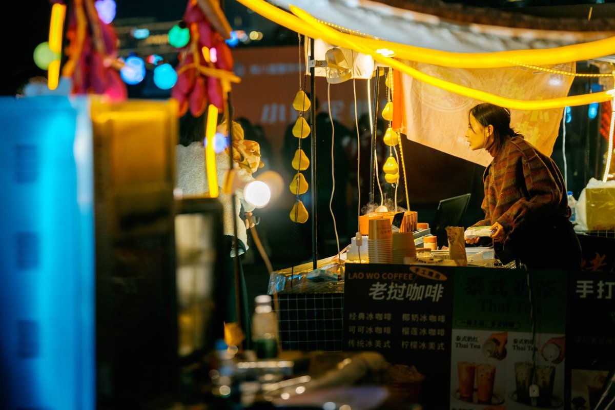“爱心茶摊”1个月送出11万瓶“爱心水”(图2) “爱心茶摊”1个月送出11万瓶“爱心水”(图2)