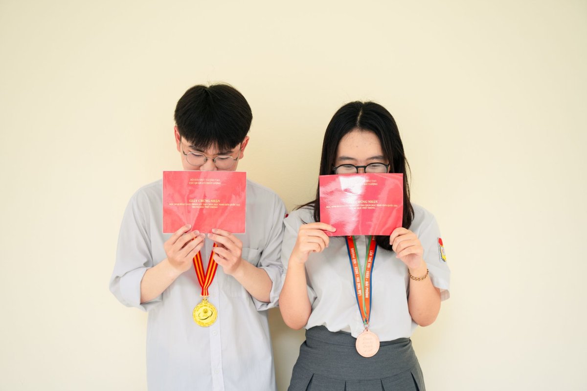 冯振、张郅昭同志“中国青年五四奖章”(图2) 冯振、张郅昭同志“中国青年五四奖章”(图2)