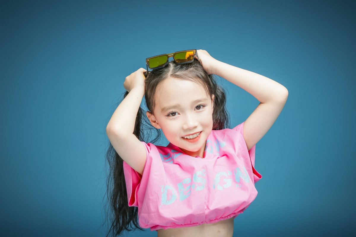 昆凌晒妻子和两个女儿背影照调侃耍帅会遗传(图1) 昆凌晒妻子和两个女儿背影照调侃耍帅会遗传(图1)