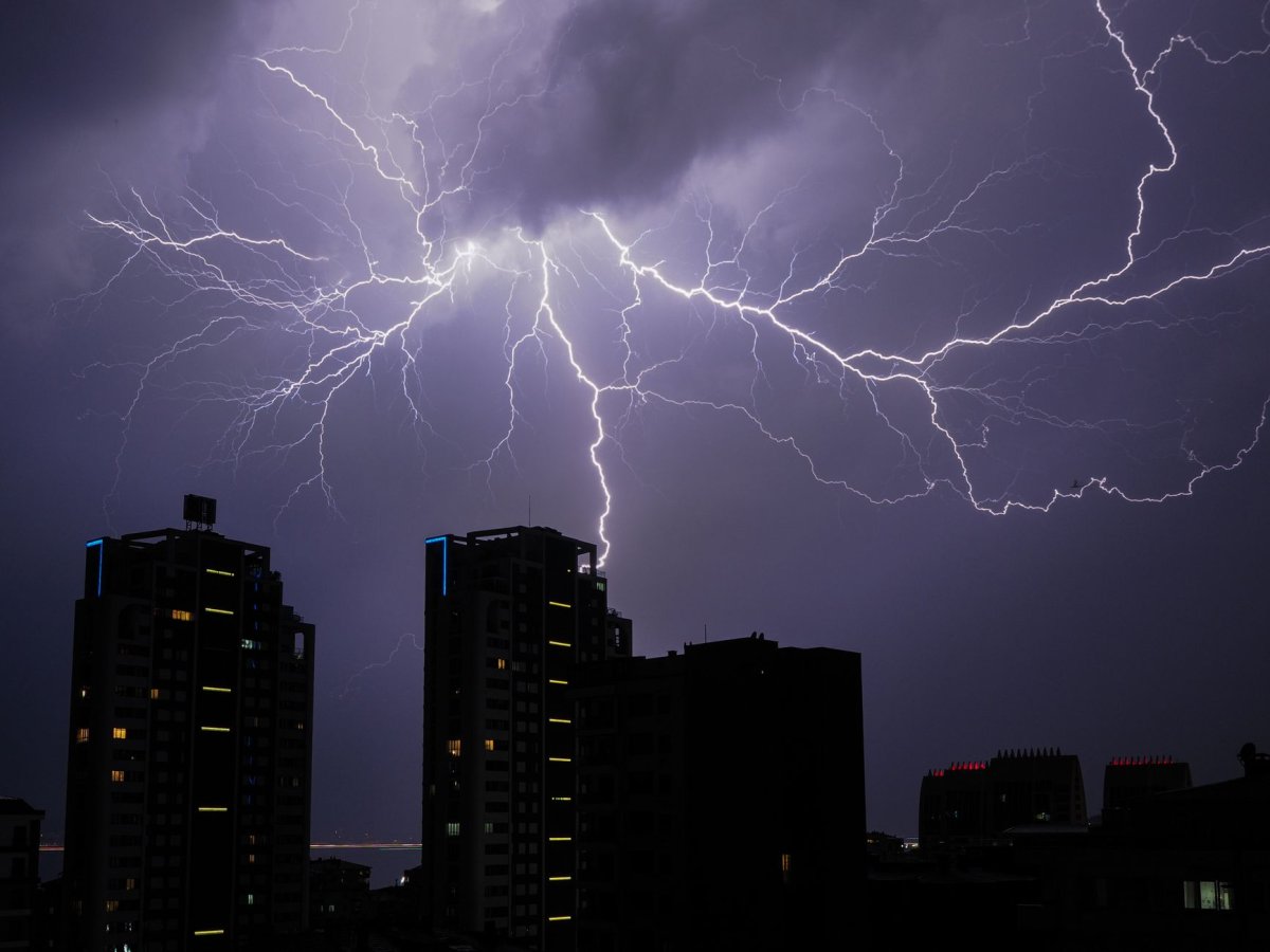 福州一秒天黑!闪电+雷雨!9号台风苏拉来了?(图1) 福州一秒天黑!闪电+雷雨!9号台风苏拉来了?(图1)