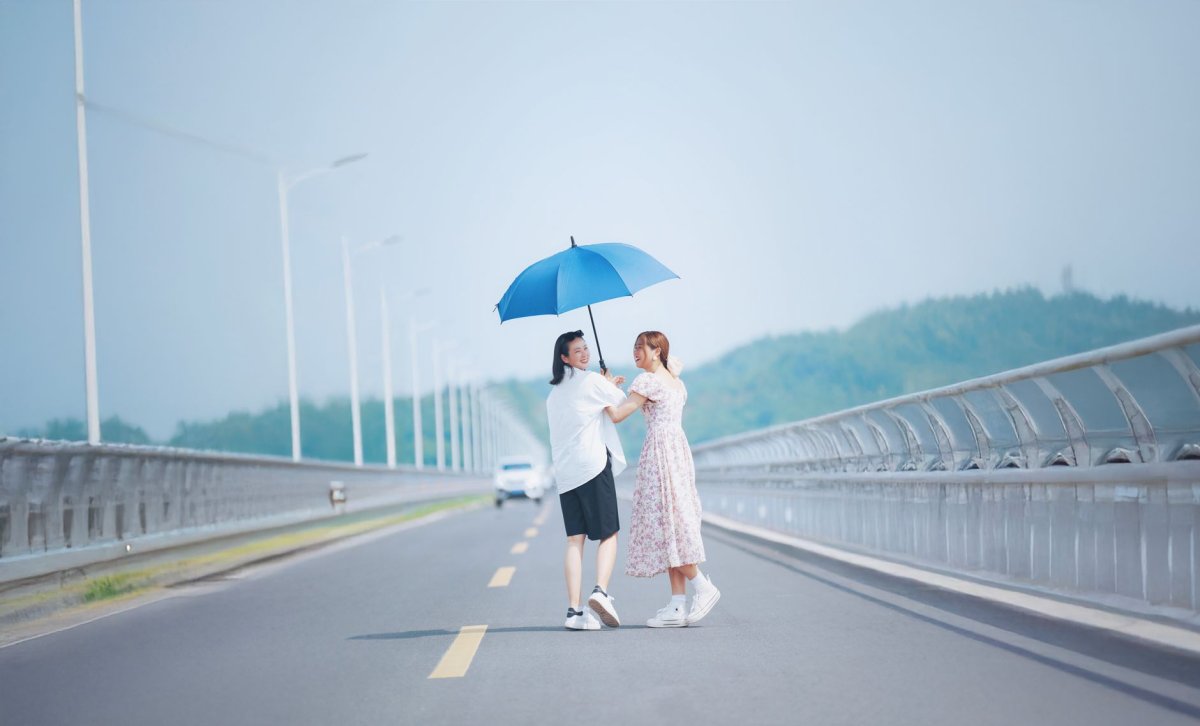 七夕情人节与美女搂肩热聊不避嫌遭网友痛批(图1) 七夕情人节与美女搂肩热聊不避嫌遭网友痛批(图1)