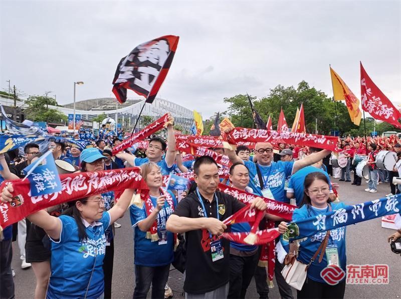 在榕台胞组团看球赛，两岸家庭齐声为福州队加油(图2)