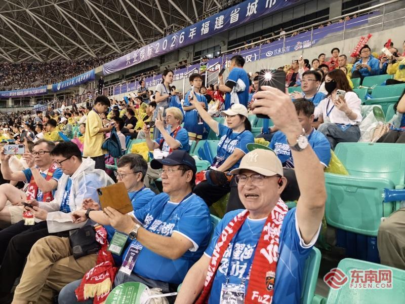 在榕台胞组团看球赛，两岸家庭齐声为福州队加油(图4)