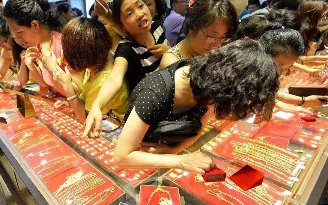 金价跌回900元，大妈抢购投资金条，小克重卖光(图2)