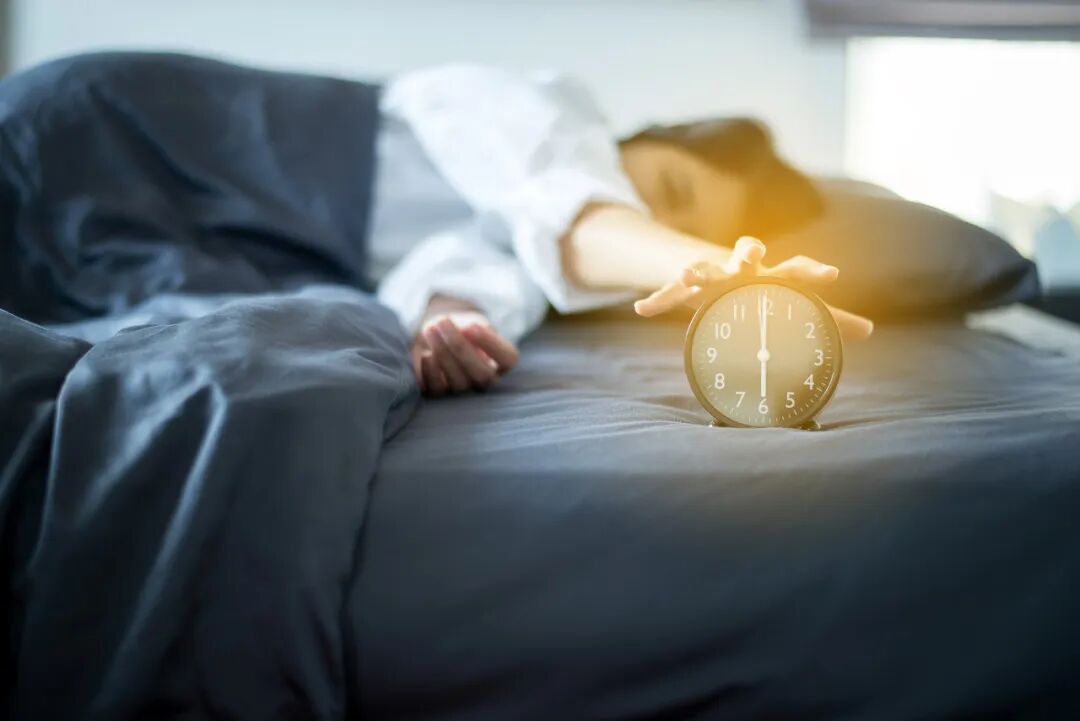 凌晨3点总醒？早醒失眠怎么办，快速解决方法(图1)
